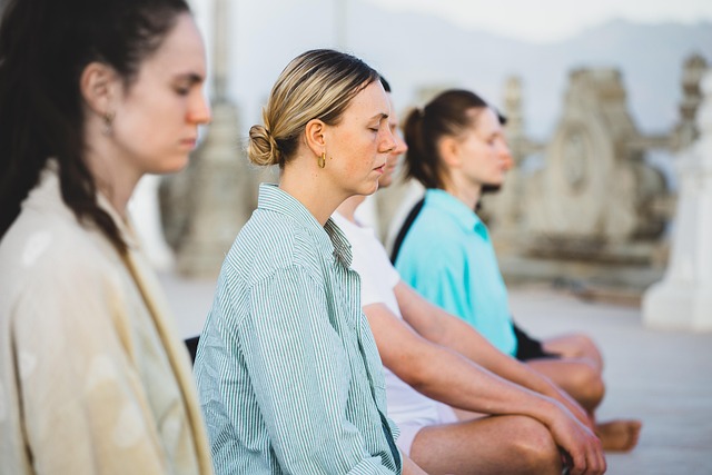 Gruppo in pratica di mindfulness e rilassamento